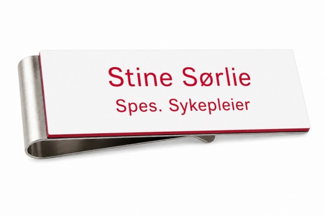 Navnskilt med hvit bakgrunn og rød tekst.