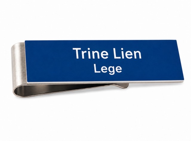 Navnskilt med klemme av metall. Festes i skjortekrave eller lommefeste.