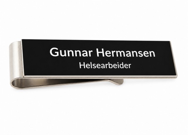 Navnskilt med svart bakgrunn og hvit tekst